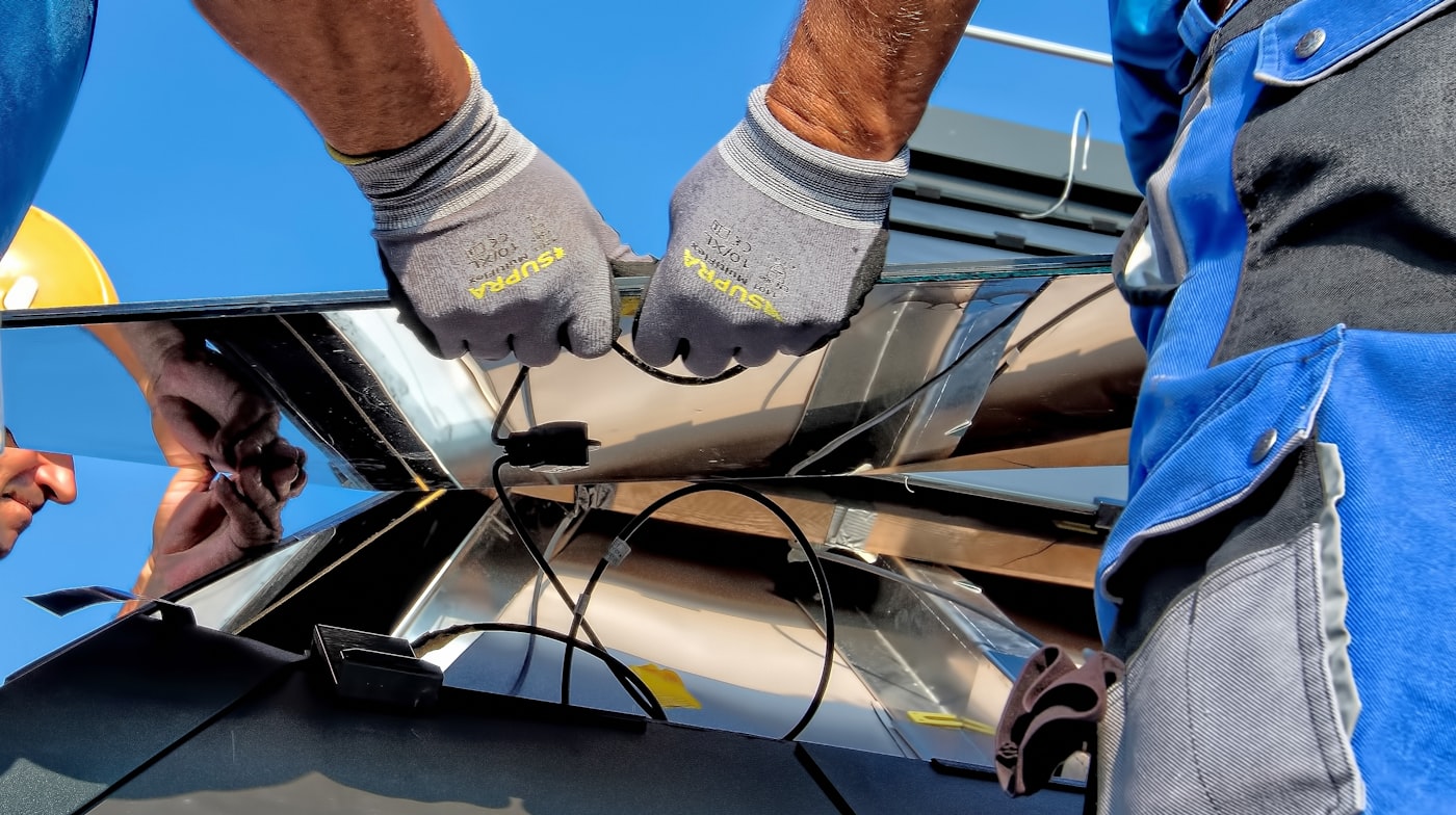 Técnico trabajando sobre una placa solar