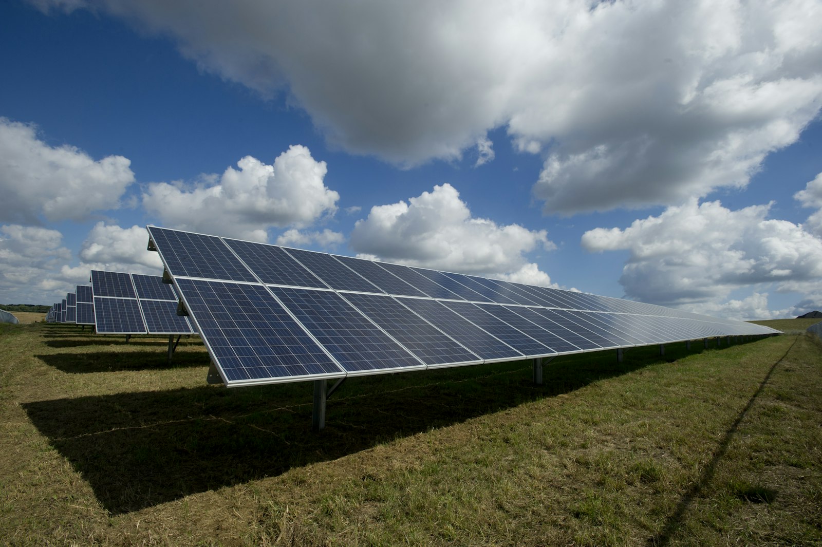 Instalación de placas solares bajo cielo despejado